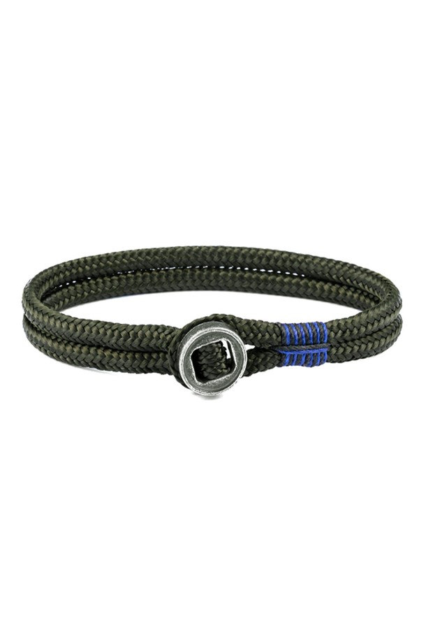 돈디노 팔찌 - 아미X빈티지 제품은 해양용 로프와 스테인리스 스틸 소재를 사용하여 제작된 공용 팔찌입니다. "Army x Vintage" 색상을 포함하여 총 7가지의 다양한 컬러 옵션을 제공하며, 더블 슬림 라운드 로프 디자인과 12mm 원형 버튼, 레이저 각인, 100% 수작업 스티치가 특징입니다. 뛰어난 내구성과 내부식성을 갖췄으며, 가볍고 위생적인 착용감을 선사합니다. 일상생활뿐만 아니라 해양 스포츠 활동 시에도 착용할 수 있으며, 땀에 의한 변색 없이 레이어드하여 스타일 연출이 가능합니다. 캐주얼, 미니멀, 클래식 스타일을 즐기는 분들께 추천합니다.
