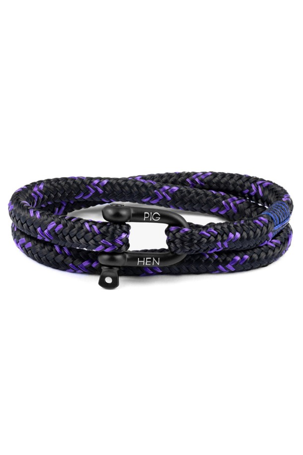 솔티 스티브 팔찌 - 블랙X로얄퍼플X블랙은 캐주얼, 스포티, 미니멀 스타일을 추구하는 분들을 위한 팔찌입니다. 블랙과 로얄퍼플 컬러 배색이 돋보이는 이 팔찌는 일상 및 수상 활동에 적합하도록 설계되었습니다. 마린급 로프와 316L 고급 스테인리스스틸 소재를 사용하여 방수, 내식성, 내구성이 뛰어나며, 더블랩 디자인과 수작업 스티치로 섬세함을 더했습니다. D형 클래스프와 레이저 각인 디테일, 보이지 않는 이음새 마감으로 착용감까지 우수하여 휴가룩에 포인트를 더하기 좋습니다.
