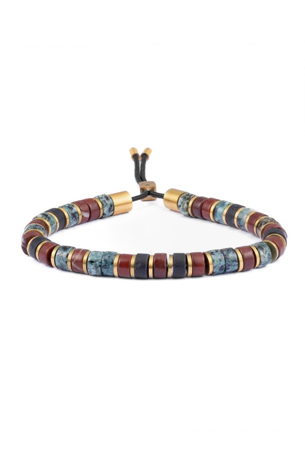 브론타이드(Brontide) 6 팔찌 - 니코X골드는 캐주얼, 미니멀, 리조트 스타일을 즐기는 분들을 위한 팔찌입니다. 니코와 골드 컬러 조합에 스테인리스스틸과 마린로프 소재를 사용하여, 일상과 마린 스포츠 활동 모두에 적합합니다. 6mm 두께의 팔찌는 레이저 각인과 수작업 매듭으로 디자인되었으며, 100% 수작업 스티칭으로 완성되었습니다. 땀에 변색될 염려 없이 오래 사용할 수 있으며, 레이어드 착용이 가능해 다양한 스타일을 연출할 수 있습니다. 우드 케이스 패키징으로 소장 가치를 높였습니다.
