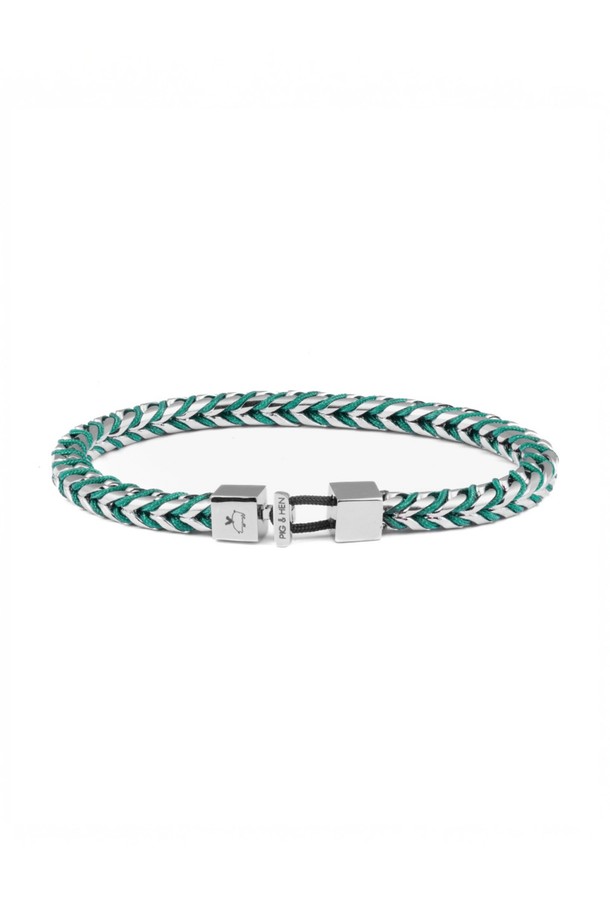 카테나 폭스테일 팔찌 - 파티나그린X실버는 캐주얼, 미니멀, 리조트룩 스타일을 위한 팔찌입니다. 방수 및 내식성을 갖춘 스테인리스 스틸과 로프 소재로 제작되어 일상과 수상 스포츠 활동에 적합합니다. 더블 레이어드 스타일과 수작업 스티치, 해수 저항성을 더하여 내구성을 높였습니다. 파티나그린과 실버 컬러의 조화는 시원하고 세련된 느낌을 주며, 레이저 각인 디자인으로 포인트를 더했습니다. 휴가룩과 여행룩에 매치하여 스타일리시한 연출을 완성해보세요.
