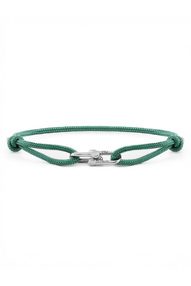 **던팅 딘 팔찌 - 파티나그린X실버**는 캐주얼, 스포티, 미니멀 스타일을 추구하는 분들을 위한 팔찌입니다. 파티나그린 마린로프와 실버 스테인리스 스틸의 조화가 돋보이며, 일상 및 마린 스포츠 활동 시 착용하기 좋습니다. D-shackle 디자인과 레이저 각인으로 포인트를 더했으며, 방수, 내식성, 내구성을 갖춰 기능성까지 놓치지 않았습니다. 조절 가능한 매듭 시스템으로 편안하게 착용할 수 있으며, 레이어드 스타일링에도 활용 가능합니다. 휴가룩에 포인트를 더해줄 매력적인 아이템입니다.
