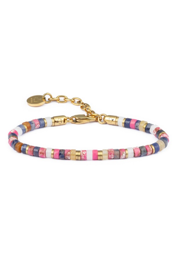 브론타이드 4 팔찌 - 카프리X골드는 여성용 팔찌로, 미니멀하고 베이직한 스타일을 추구하는 분들을 위한 제품입니다. 카프리 컬러의 선박 로프와 골드 컬러의 스테인리스 스틸 316L 소재가 조화롭게 어우러져 시원하고 세련된 느낌을 줍니다. 100% 수작업 손바느질로 제작되어 내구성이 뛰어나며, 해수 및 염분에 강하여 휴가룩이나 여행룩에 적합합니다. 레이저 각인 매듭 디테일이 돋보이며, 레이어드하여 다양한 스타일을 연출할 수 있습니다. 원 사이즈로 제작되었습니다.
