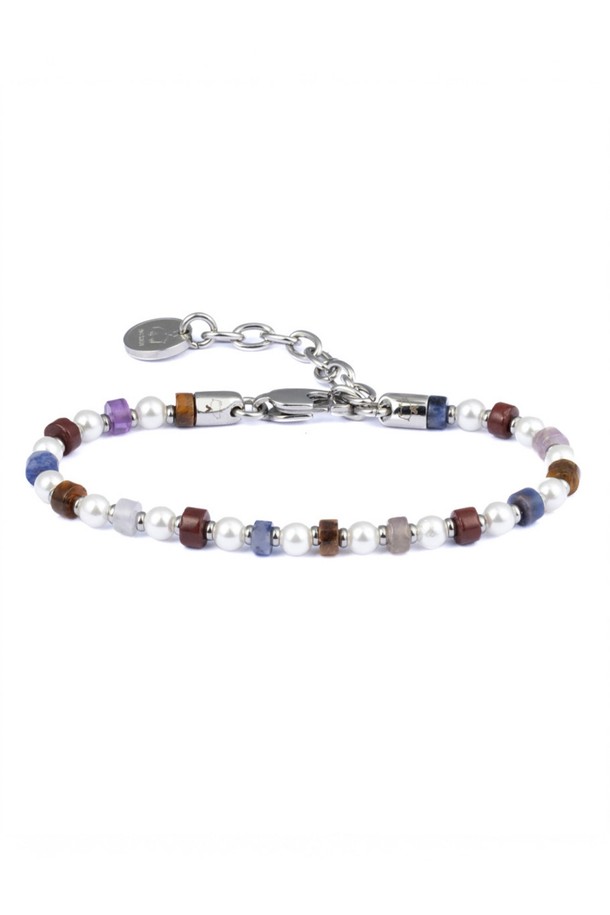 (여성) 브론타이드 4 팔찌 - 제노바X실버는 여행, 휴가, 리조트룩에 잘 어울리는 팔찌입니다. 클래식, 미니멀, 리조트 스타일을 모두 아우르며, 316L 등급 스테인리스 스틸과 선박 로프를 사용하여 제작되었습니다. 제노바 컬러와 실버 컬러의 조화가 세련된 느낌을 주며, 내식성과 내구성이 뛰어나 해수, 염분, 산성 환경에서도 변색되거나 부식되지 않습니다. 레이저 각인, 수작업 손바느질 및 매듭 디테일로 섬세함을 더했으며, ONE SIZE로 편안하게 착용 가능하며 레이어드 스타일링에도 용이합니다.
