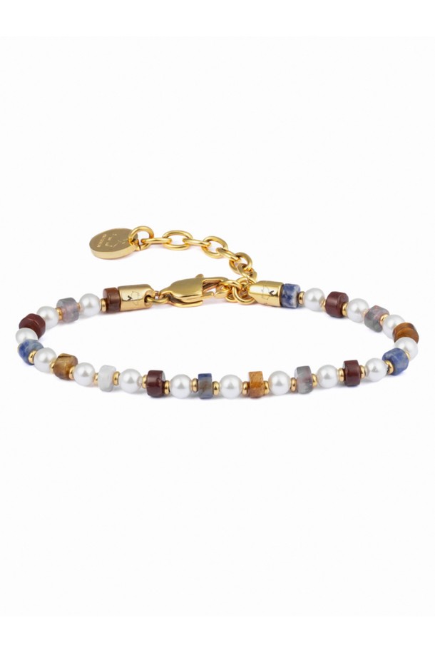 여성 브론타이드 4 팔찌 - 페루자X골드는 페루자와 골드 컬러 조합의 로프 소재 팔찌입니다. 돼지, 닭 패턴이 돋보이며, 캐주얼, 미니멀, 리조트 스타일로 여행룩, 휴가룩, 리조트룩에 매치하기 좋습니다. 316L 스테인리스 스틸과 수작업 매듭으로 제작되어 방수 및 내구성이 뛰어나며, 해수 저항 기능도 갖추었습니다. 손목 사이즈에 맞게 조절 가능하며, 우든 케이스에 담겨 제공됩니다.
