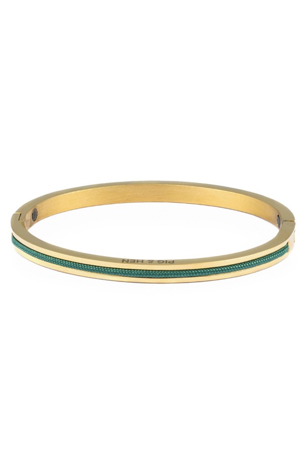 여성스러운 감각을 더해줄 마야 루 팔찌 - 파티나그린X골드입니다. 파티나그린과 골드 컬러 조합이 세련된 조화를 이루며, 스테인리스 스틸과 마린 로프 소재로 제작되어 내구성과 방수 기능을 갖췄습니다. 로프 패턴 디자인과 수작업 스티치 디테일이 돋보이며, 커프 스타일로 편안하게 착용할 수 있습니다. 클래식, 미니멀, 캐주얼 등 어떤 스타일에도 잘 어울리며, 휴가룩, 여행룩에 포인트 아이템으로 활용하기 좋습니다. 레이어드하여 개성 있는 스타일을 연출해보세요.
