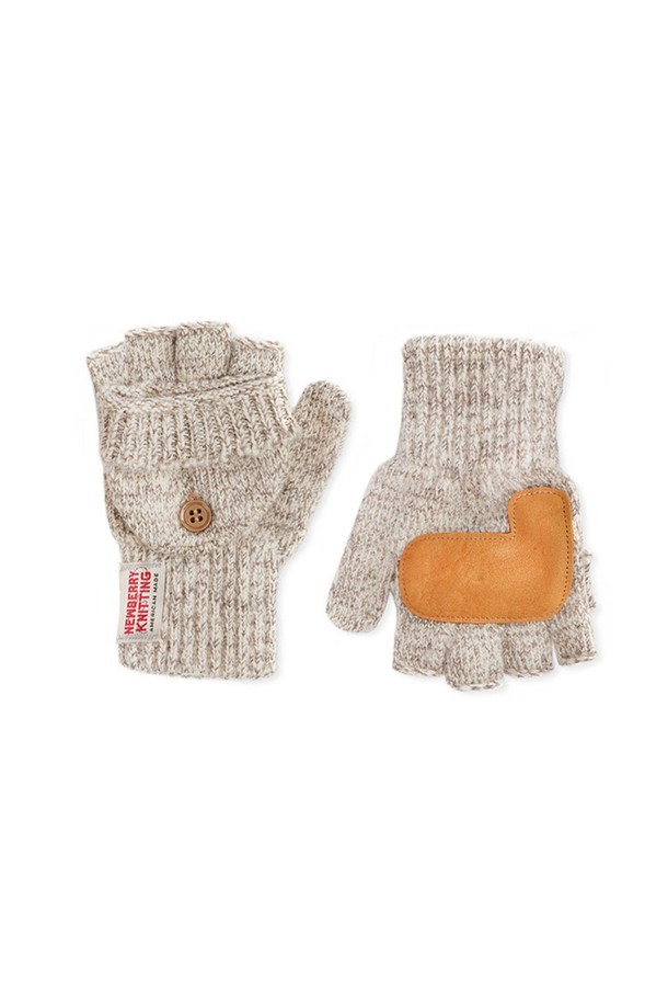 사슴가죽 글로밋장갑 - 오트밀은 가을, 겨울 시즌에 어울리는 남녀 공용 장갑입니다. 부드러운 촉감의 사슴가죽과 울, 나일론 혼방 소재로 제작되어 보온성과 신축성을 갖췄습니다. 손바닥 부분에 사슴가죽을 덧대어 내구성을 높였으며, 핑거리스와 일반 장갑 두 가지 스타일로 착용 가능하여 실용적입니다. 오트밀, 네이비, 올리브, 차콜 4가지 색상으로 출시되었으며, 한국인 손 사이즈에 최적화된 핏을 제공합니다. 캐주얼, 아메카지 스타일의 겨울 데일리룩, 산책룩, 여행룩에 매치하기 좋습니다.
