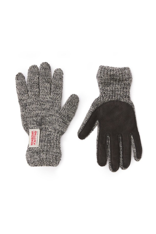 사슴가죽 울장갑 - 차콜은 겨울철 따뜻함과 스타일을 동시에 잡을 수 있는 장갑입니다. 부드러운 울 소재와 튼튼한 사슴가죽 덧댐으로 제작되어 뛰어난 보온성과 내구성을 자랑합니다. 캐주얼, 클래식, 미니멀 스타일을 즐겨 입는 남녀 모두에게 잘 어울리며, 가을, 겨울철 데일리룩, 산책룩, 데이트룩에 포인트를 더해줍니다. 한국인의 손 사이즈에 최적화되어 편안한 착용감을 선사하며, 무지 디자인에 차콜, 오트밀 그레이, 네이비, 올리브 등 4가지 컬러로 출시되어 폭넓은 선택지를 제공합니다.
