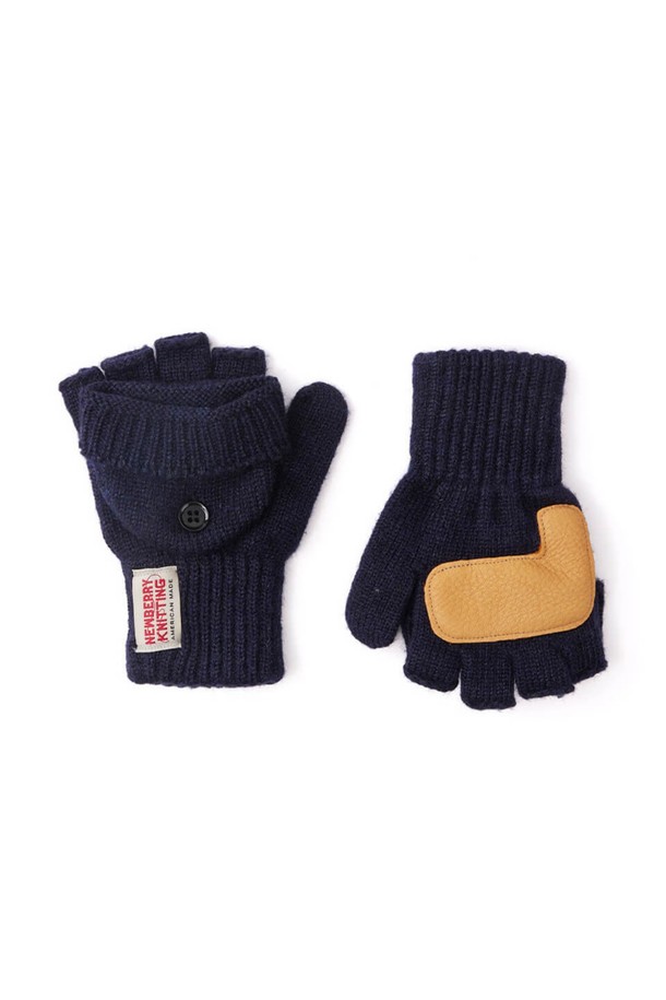 사슴가죽 글로밋 장갑 - 네이비는 부드러운 촉감과 따뜻한 보온성을 제공하는 겨울철 필수 아이템입니다. 톤 다운된 네이비 컬러에 무지 디자인으로, 클래식하면서도 미니멀한 스타일을 연출합니다. 두꺼운 두께감으로 추운 날씨에도 손을 따뜻하게 보호하며, 글로밋(손가락 반장갑) 스타일로 활동성을 더했습니다. 장갑 상단에는 버튼 장식이 포인트로 더해져 세련된 느낌을 줍니다. 일상 속에서 편안하게 착용하며 스타일리시함까지 놓치지 마세요.
