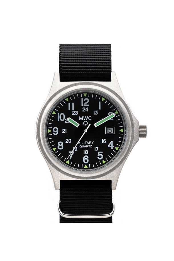 G10 배터리해치 24H - 실버X블랙은 남녀 모두 착용 가능한 미니멀하고 밀리터리 스타일의 시계입니다. 스테인리스 스틸과 나일론 소재를 사용하여 내구성을 높였으며, 5기압 방수 기능과 SuperLuminova 야광 코팅으로 실용성을 더했습니다. NATO 스트랩, 날짜 표시 기능, 배터리 교체 가능, 미네랄 글라스, 무지 패턴이 특징이며, 일상, 밀리터리, 여행룩, 출근룩 등 다양한 TPO에 맞춰 클래식, 캐주얼 스타일을 연출할 수 있습니다.
