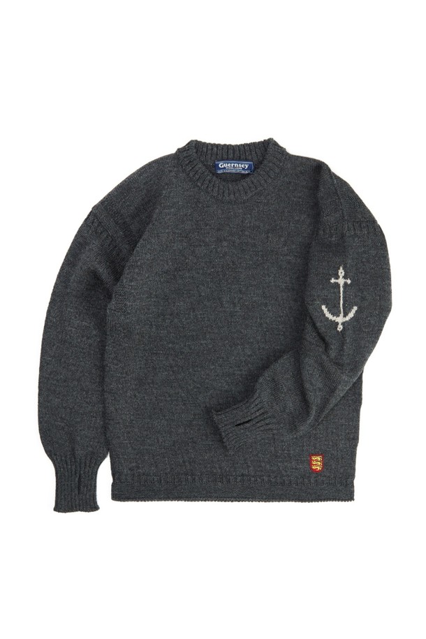 차분하고 세련된 무드의 크루넥 홀가먼트 스웨터 - 차콜입니다. 부드러운 울 소재로 제작되어 포근한 착용감을 선사하며, 가을과 겨울 시즌에 따뜻하게 입기 좋습니다. 베이직하고 미니멀한 디자인으로 다양한 스타일 연출이 용이하며, 특히 출근룩에 활용하기 좋습니다. 홀가먼트 공법으로 제작되어 봉제선이 없어 더욱 깔끔하고 편안한 착용감을 제공합니다. 레귤러핏과 긴 소매 기장으로 안정적인 핏을 선사합니다.
