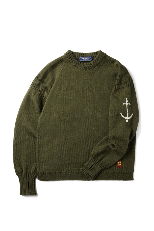 "아미" 크루넥 홀가먼트 스웨터는 울 소재로 제작되어 부드러운 촉감을 선사하며, 가을과 겨울에 따뜻하게 착용할 수 있습니다. 베이직하고 미니멀한 스타일로, 출근룩과 모임룩에 모두 잘 어울리는 활용도 높은 아이템입니다. 레귤러 핏에 라운드넥 디자인, 긴 소매 기장으로 편안한 착용감을 제공합니다. 카키와 올리브 두 가지 색상으로 출시되어, 다양한 스타일에 매치하기 용이하며, 로고 디테일로 포인트를 더했습니다. 두꺼운 두께감으로 보온성을 높였으며, 클래식, 미니멀, 캐주얼 등 폭넓은 스타일을 소화할 수 있습니다.
