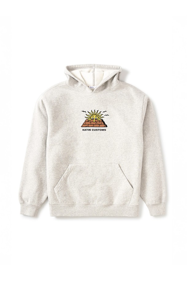 헤더 그레이 색상의 피크 후드티는 일상과 서핑 모두에 어울리는 활용도 높은 상의입니다. 롱 기장과 릴랙스핏으로 편안한 착용감을 선사하며, 엉덩이를 덮는 기장감으로 더욱 스타일리시합니다. 면과 폴리에스테르 혼방 소재로 제작되어 부드러운 촉감을 자랑하며, 빈티지 워싱 마감으로 은은한 멋을 더했습니다. 래쉬가드 위에도 착용 가능하며, 캐주얼 및 스트릿 스타일을 즐기는 분들께 여행룩, 캠핑룩으로 추천합니다.
