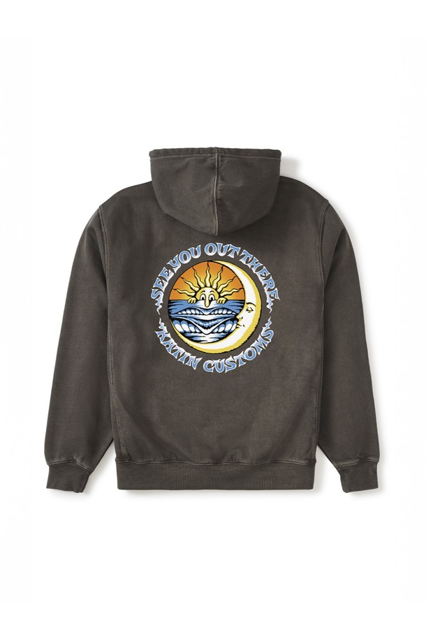 루나 후드티 - 리드는 캐주얼, 미니멀, 스트리트 스타일을 아우르는 릴랙스핏 후드티입니다. 힙을 덮는 롱 기장으로 편안한 착용감을 선사하며, 부드러운 면과 폴리에스테르 혼방 소재로 제작되어 사계절 내내 활용도가 높습니다. 빈티지 워싱 마감과 캘리포니아 감성의 그래픽/일러스트 패턴이 특징이며, 래쉬가드 위에 레이어드하여 서핑룩이나 여행룩, 휴가룩으로 연출할 수 있습니다. 긴 소매와 후드 디자인으로 실용성을 더했으며, 견고한 마감 처리로 퀄리티를 높였습니다. 데일리룩, 집콕룩으로도 손색없는 루나 후드티 - 리드를 만나보세요.
