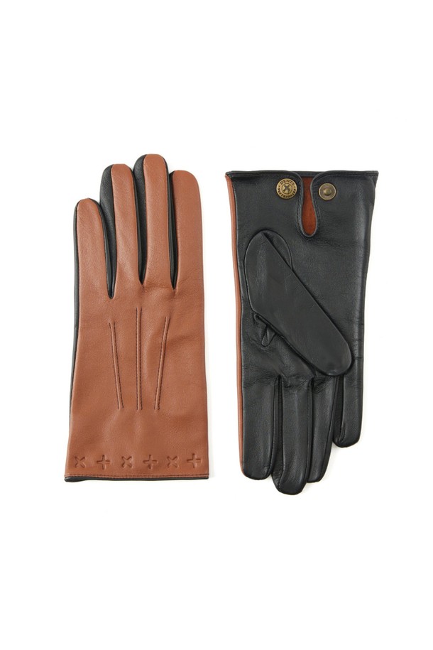 란도 터치스크린 드라이빙 장갑 - 탄은 부드러운 양가죽 소재로 제작되어 뛰어난 착용감과 그립감을 제공합니다. 드라이빙과 일상에서 모두 활용 가능한 실용적인 아이템으로, 터치스크린을 지원하여 스마트 기기 사용이 편리합니다. 얇은 두께감과 통기구멍, 너클홀 등의 디자인 디테일은 시크하고 미니멀한 스타일을 완성합니다. 손등의 크로스 엠보싱과 3라인 스티치, 인심 스티치 마감, 포셰트 구조, 밀착 핏을 통해 고급스러움을 더했습니다. 데이트룩이나 겨울 데일리룩에 클래식한 멋을 더해보세요.
