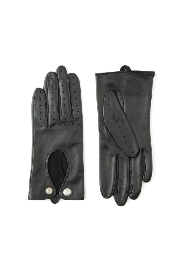 트럭스턴 여성 드라이빙 장갑 - 블랙은 부드러운 헤어쉽 가죽 소재로 제작되어 뛰어난 촉감과 내구성을 자랑합니다. 클래식하고 미니멀한 디자인으로, 운전 및 일상생활에서 모두 활용 가능합니다. 손목까지 오는 짧은 길이와 3-4면 조각 입체 봉제로 밀착 피트감을 선사하며, 통풍 구멍과 키홀 디테일이 세련됨을 더합니다. 습도 조절 및 그립감 향상 기능을 제공하여 쾌적하고 안정적인 착용감을 느낄 수 있습니다.
