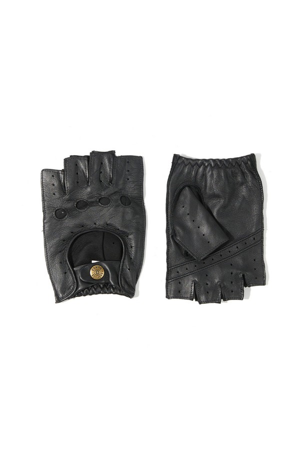 스네터튼 드라이빙 장갑 - 블랙은 부드러운 양가죽 소재로 제작되어 자연스러운 광택과 고급스러운 촉감을 선사합니다. 펀칭 처리된 디자인과 통기구가 적용되어 여름철에도 쾌적한 착용감을 유지하며, 그립감을 높여 드라이빙 시 안정적인 핸들링을 돕습니다. 핑거리스, 너클홀, 손바닥 스티칭, 3-4 패널 손가락 구조, 프릭심 스티칭 구조, 인체 공학적 디자인을 통해 클래식, 미니멀, 캐주얼 스타일의 여행룩, 휴가룩을 완성할 수 있습니다. 뛰어난 내구성을 자랑하며, 경량으로 제작되어 편안한 착용감을 제공합니다.
