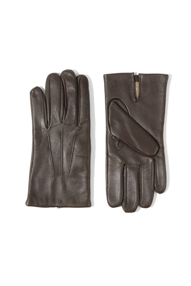앤도버 터치스크린 남성 가죽 장갑 - 브라운은 가을, 겨울철 일상에서 착용하기 좋은 남성용 장갑입니다. 부드러운 촉감의 가죽 소재로 제작되어 편안한 착용감을 선사하며, 미니멀하고 클래식한 디자인으로 출근룩이나 데이트룩에 모두 잘 어울립니다. 터치스크린 기능을 갖춰 스마트폰 사용이 편리하며, 브라운 컬러는 어떤 스타일에도 쉽게 매치할 수 있습니다.
