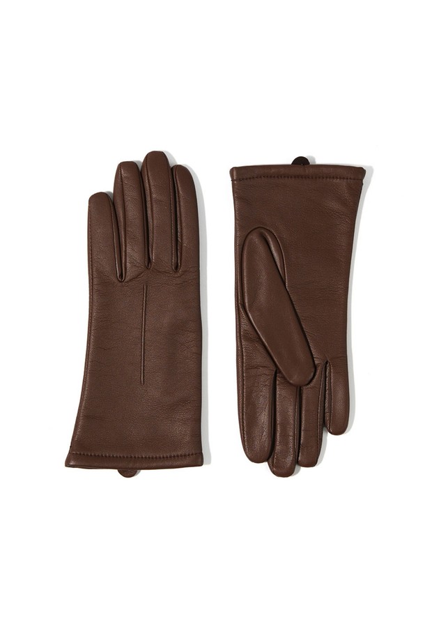 지니 여성 가죽 장갑 - 체스트넛은 가을, 겨울철에 따뜻하게 손을 보호해주는 여성용 장갑입니다. 부드러운 촉감의 가죽 소재로 제작되어 편안한 착용감을 선사하며, 손목 밴딩 디테일로 활동성을 더했습니다. 클래식하고 미니멀한 디자인으로, 출근룩에 세련된 포인트를 더할 수 있습니다. 체스트넛 컬러는 어떤 스타일에도 잘 어울려 데일리 아이템으로 활용하기 좋습니다. 일상생활에서 보온성과 스타일을 모두 만족시키는 가죽 장갑입니다.
