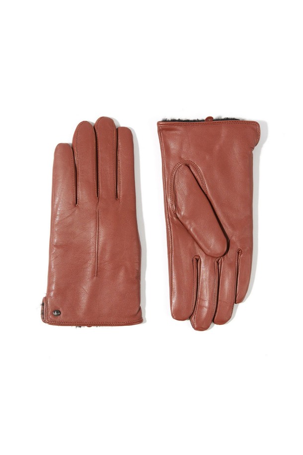 마리아 터치스크린 여성 가죽장갑 - 꼬냑은 부드러운 소가죽 소재로 제작되어 뛰어난 착용감을 선사합니다. 겨울철 따뜻함을 책임지는 두꺼운 두께와 은은한 광택이 돋보이는 꼬냑 컬러가 특징입니다. 클래식하고 미니멀한 디자인으로 출근룩에 세련됨을 더하며, 터치스크린 기능을 통해 스마트 기기 사용의 편리성을 제공합니다. 손끝까지 섬세하게 디자인되어 촉촉하고 부드러운 감촉을 느낄 수 있습니다.
