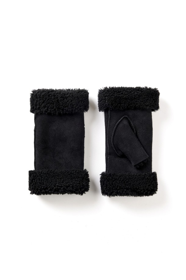 베라 헤어쉽(Vera Hairship) 여성 가죽 장갑 - 블랙 스웨이드입니다. 부드러운 스웨이드 소재로 제작되어 뛰어난 촉감을 자랑하며, 추운 겨울철 보온성을 책임집니다. 손목 부분의 퍼(Fur) 디테일이 고급스러움을 더하며 클래식하고 미니멀한 스타일을 연출합니다. 블랙 컬러의 무지 디자인으로 어떤 옷에도 잘 어울려 일상에서 활용하기 좋습니다. 두꺼운 두께감으로 따뜻하게 손을 보호해주는 겨울 필수 아이템입니다.
