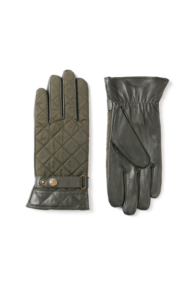 브루톤 터치스크린 남성 가죽장갑 - 올리브는 가을, 겨울철에 착용하기 좋은 남성용 장갑입니다. 부드러운 가죽 소재와 퀄팅 처리로 고급스러운 디자인을 자랑하며, 손목 스트랩과 버클 장식으로 포인트를 더했습니다. 터치스크린 기능을 갖춰 스마트폰 사용이 편리하며, 두꺼운 두께감으로 보온성을 높였습니다. 출근룩과 모임룩 모두에 잘 어울리는 클래식, 미니멀, 캐주얼 스타일의 필수 아이템입니다.
