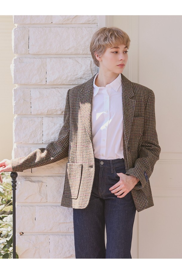 하운드투스 셔틀랜드 울 재킷 - 카키는 가을, 겨울 시즌에 완벽한 남성용 테일러드 재킷입니다. 클래식하고 베이직한 스타일로, 비즈니스 캐주얼, 출근룩, 겨울 데일리룩에 모두 잘 어울립니다. 부드러운 촉감의 두꺼운 울 소재로 제작되었으며, 하운드와 헤링본 패턴이 돋보입니다. 싱글 버튼 여밈 방식과 레귤러 핏으로 편안하게 착용 가능하며, 더블 웰트 이너포켓, 보강된 아웃포켓, 커프스 로고 엠보싱, 보강된 밑단 등의 특징을 갖추고 있습니다. 울마크 인증을 받은 고급스러운 셔틀랜드 울 재킷으로, 미니멀하고 캐주얼한 스타일을 연출해보세요.
