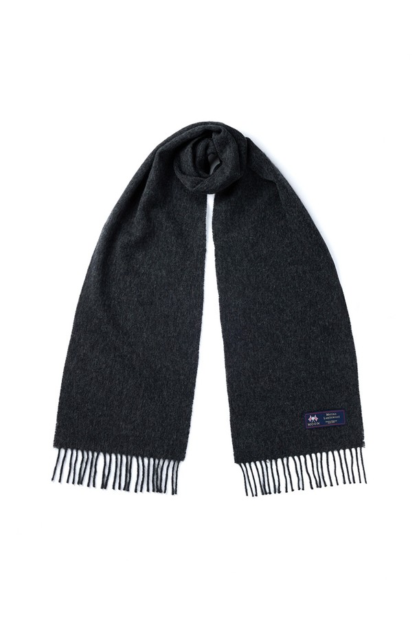 메리노울 머플러 25cm - 다크 차콜은 가을, 겨울철 따뜻하고 스타일리시하게 연출할 수 있는 머플러입니다. 고급스러운 다크 차콜 컬러의 부드러운 메리노울 100% 소재로 제작되어 피부에 자극 없이 포근한 착용감을 선사합니다. 멜란지 기법을 사용하여 은은하고 세련된 색감을 더했으며, 뛰어난 보온성과 흡습, 향균, 소취 기능으로 쾌적함을 유지해줍니다. 일상, 산책, 카페 등 다양한 TPO에 클래식, 미니멀, 캐주얼 스타일로 활용하기 좋으며, 플라워 또는 유니온잭 패턴과 프린지 디자인이 돋보입니다. 일러스트 패키지로 소중한 사람에게 선물하기에도 좋습니다.
