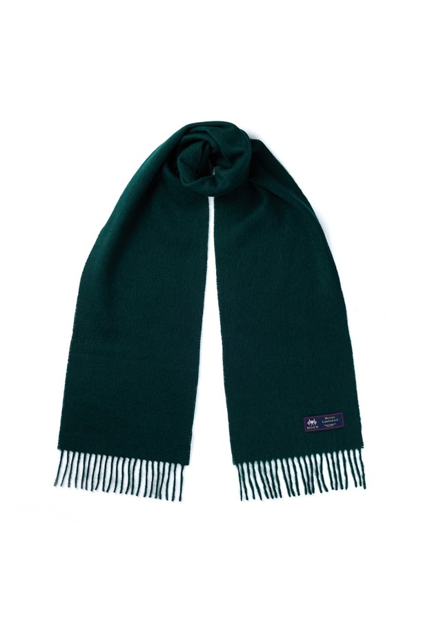 메리노울 머플러 25cm - 로얄 그린은 울마크 인증을 받은 프리미엄 메리노울 소재로 제작되어 부드러운 촉감과 뛰어난 보온성을 자랑합니다. 로얄 그린 컬러의 무지 디자인은 클래식하고 베이직한 스타일을 연출하며, 겨울철 데일리룩, 출근룩, 모임룩 등 다양한 TPO에 활용하기 좋습니다. 두꺼운 두께감으로 추운 날씨에도 따뜻하게 착용 가능하며, 형태 유지력이 우수하고 정전기 방지 기능까지 갖춰 실용적입니다. 프린지 디테일이 돋보이는 이 머플러는 캐주얼, 포멀 룩 모두 소화 가능하여 활용도가 높습니다.
