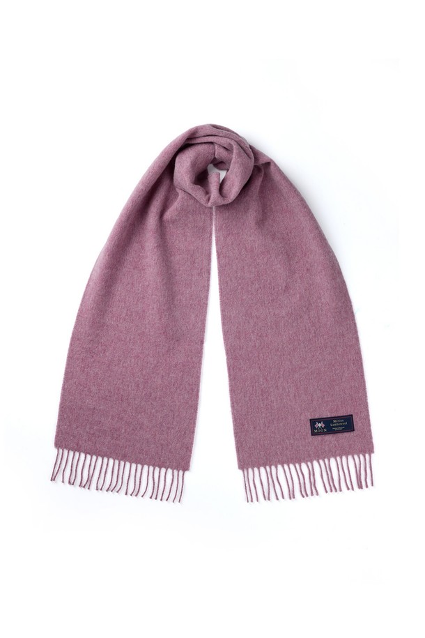 메리노울 머플러 25cm - 로얄 핑크는 부드러운 촉감과 포근함을 선사하는 머플러입니다. 15~25마이크론의 섬세한 메리노 램스울 소재로 제작되어 가을, 겨울철 데일리룩, 산책룩, 카페룩에 따뜻함과 스타일을 더해줍니다. 최대 7가지 색상을 혼합하는 밀란지 기법으로 은은하고 고급스러운 색감을 표현했으며, 베이직하고 클래식한 디자인으로 다양한 스타일에 매치하기 좋습니다. 또한, 보온, 통기, 향균, 소취 기능은 물론, 형태 변형이 적고 보풀이 잘 일어나지 않아 오랫동안 변함없이 착용할 수 있습니다. 로얄 핑크 컬러와 프린지 장식으로 포인트를 더해, 클래식, 미니멀, 캐주얼 스타일을 즐겨 입는 분들께 추천합니다.
