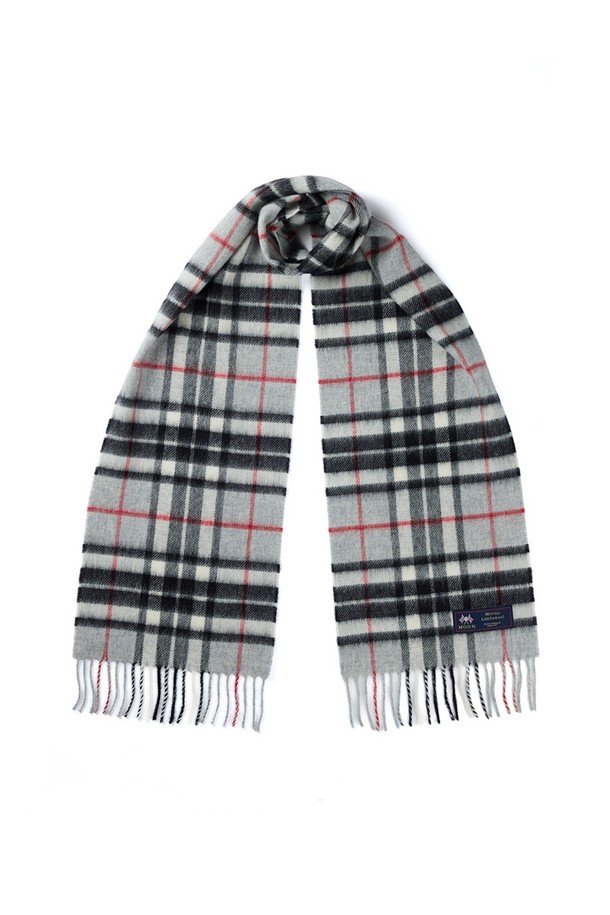 메리노울 머플러 25cm - 그레이 톰슨은 부드러운 촉감과 뛰어난 보온성을 자랑하는 겨울 필수 아이템입니다. 울마크 인증을 받은 메리노울 소재에 밀란지 기법을 사용하여 최대 7가지 색상을 혼합, 은은하고 고급스러운 그레이 컬러의 체크 및 꽃무늬 패턴을 연출했습니다. 25cm, 50cm, 70cm 세 가지 사이즈로 출시되어 다양한 스타일 연출이 가능하며, 형태 변형이 적고 내구성이 강해 오래도록 착용할 수 있습니다. 일상, 격식 있는 자리 모두 잘 어울리며, 보온, 항균, 방취 기능까지 갖춰 겨울철 데일리룩, 모임룩, 오피스룩에 클래식하고 미니멀한 포인트를 더해줍니다.
