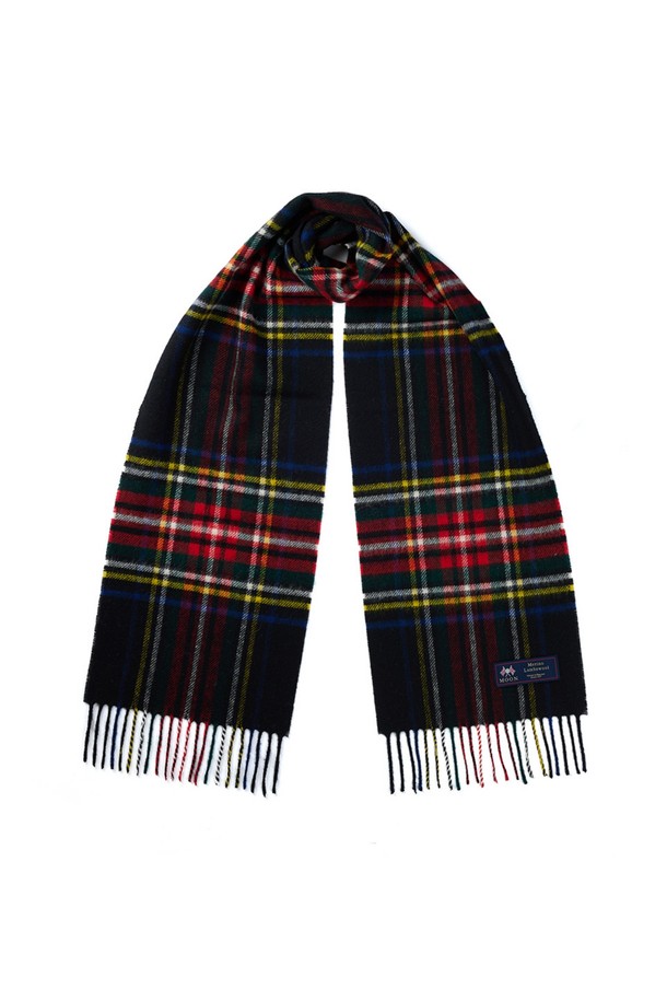 메리노울 머플러 25cm - 블랙 스튜어트는 부드러운 촉감과 뛰어난 보온성을 자랑하는 머플러입니다. 15~25마이크론의 섬유 굵기를 가진 메리노울 소재로 제작되어, 캐시미어급 부드러움을 선사합니다. 생후 6개월 미만 어린 양의 첫 채취 울을 사용하여 보풀이 적고 형태 변형이 적으며, 항균, 방취, 정전기 방지 기능으로 쾌적하게 착용 가능합니다. 블랙과 멀티컬러 체크 패턴으로, 클래식하면서도 베이직한 스타일을 연출하며 가을, 겨울철 데일리룩, 모임룩, 오피스룩에 활용하기 좋습니다. 발수 기능으로 눈, 비에도 든든하게 몸을 보호해줍니다.
