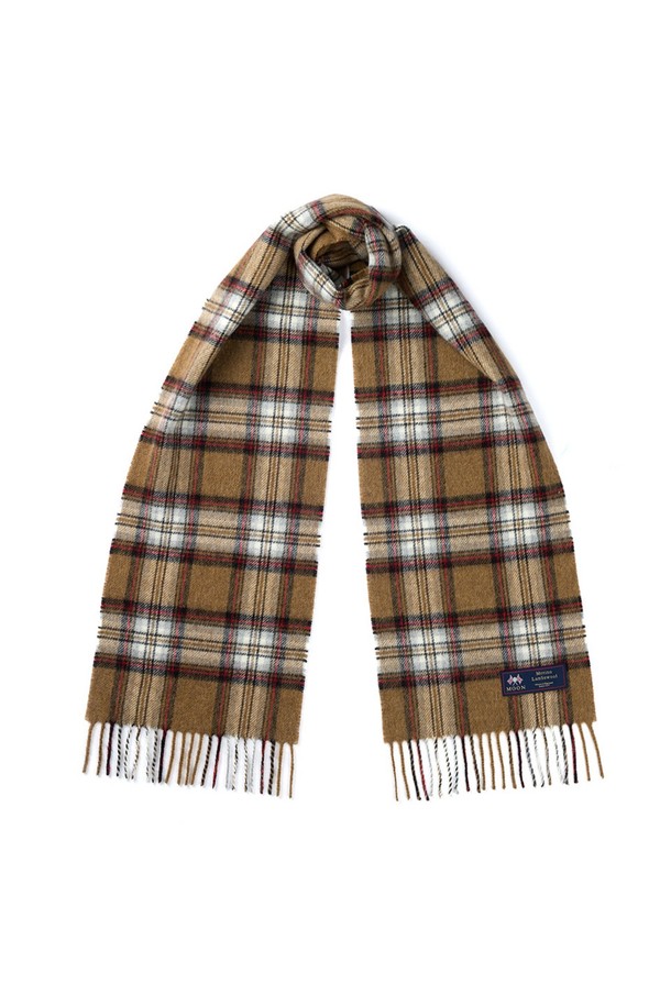부드러운 메리노울 소재의 "메리노울 머플러 25cm - 카멜 스튜어트"입니다. 카멜, 브라운, 화이트 색상으로 구성되어 있으며, 멜란지 기법의 체크 패턴이 특징입니다. 가을, 겨울 시즌에 착용하기 좋으며, 일상, 산책, 카페 등 다양한 TPO에 잘 어울립니다. 클래식, 미니멀, 캐주얼 스타일을 즐기는 분들께 추천하며, 보온, 흡습, 통기 기능과 램스울 100%의 자연 항균 및 냄새 방지 기능까지 갖췄습니다. 25cm 너비로 제작되어 활용도가 높습니다.
