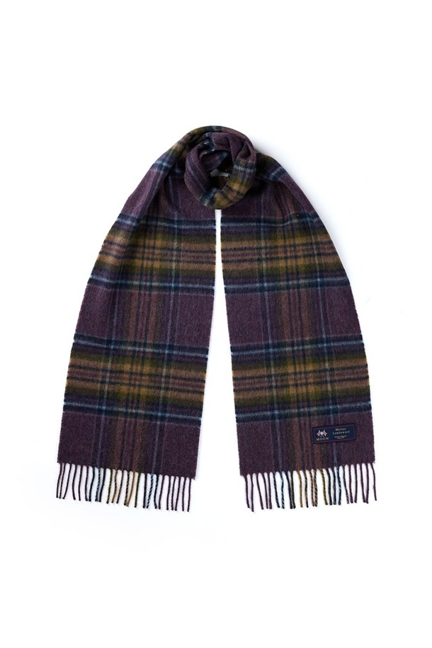 헤더 스튜어트 메리노울 머플러 25cm는 가을, 겨울철 포근함을 선사하는 클래식 스타일의 머플러입니다. 25cm x 190cm 사이즈로, 메리노 양모 100% 소재를 사용하여 부드러운 촉감과 뛰어난 보온성을 자랑합니다. 헤더와 멀티 컬러, 체크 패턴으로 디자인되었으며, 얇은 두께감과 프린지 장식이 특징입니다. 자연 항균, 통기성, 온도 조절, 형태 유지 기능으로 겨울 데일리룩과 가을 나들이룩에 멋을 더해줍니다.
