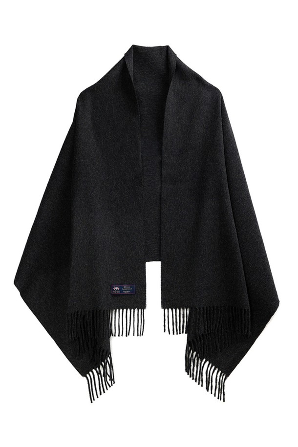 메리노울 숄 70cm - 차콜은 부드러운 메리노울 소재로 제작되어, 겨울철 보온성과 스타일을 동시에 잡을 수 있는 아이템입니다. 70cm x 190cm의 넉넉한 사이즈로, 일상과 격식 있는 자리 모두에 활용 가능하며, 차콜 컬러는 어떤 옷차림에도 잘 어울립니다. 은은한 꽃 또는 유니언잭 패턴으로 포인트를 주었으며, 밀도 있는 두께감과 프린지 디자인이 특징입니다. 보온, 흡습, 통기, 항균, 방취 기능으로 쾌적함을 유지하며, 보풀이 적고 형태 변형이 적어 오래도록 사용할 수 있습니다. 클래식, 미니멀, 캐주얼 스타일의 겨울 데일리룩과 모임룩에 모두 잘 어울립니다.
