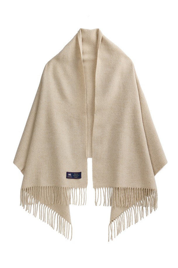 메리노울 숄 70cm - 베이지는 부드러운 촉감과 우수한 보온성을 자랑하는 숄/머플러입니다. 가을, 겨울에 어울리는 두꺼운 두께감과 클래식, 베이직 스타일로 다양한 룩에 활용하기 좋습니다. 15~25마이크론 섬유와 밀란지 기법을 사용하여 형태 변형이 적고, 브리티시 스타일의 고급스러움을 더했습니다. 데일리룩, 모임룩, 오피스룩 등 TPO에 구애받지 않고 클래식, 미니멀, 캐주얼 스타일 모두 소화 가능하며, 프린지 디자인으로 포인트를 주었습니다. 메리노울 소재 특유의 통기, 향균, 소취 기능으로 쾌적하게 착용할 수 있습니다.
