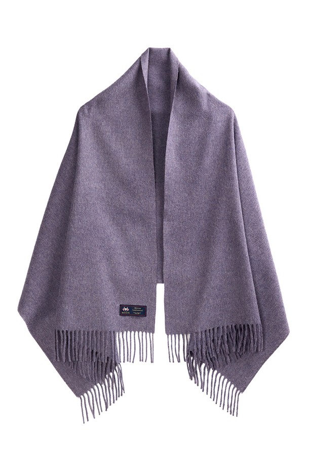 메리노울 숄 70cm - 라벤더는 부드러운 촉감과 우아한 스타일을 선호하는 당신을 위한 겨울철 필수 아이템입니다. 메랑주 기법을 사용하여 빛과 각도에 따라 은은하게 변화하는 라벤더 컬러가 돋보이며, 플라워 패턴과 프린지 디자인이 여성스러움을 더합니다. 중간 두께감의 숄은 보온성과 통기성을 동시에 제공하며, 메리노울 소재 특유의 항균 기능으로 쾌적하게 착용할 수 있습니다. 클래식하면서도 엘레강스한 무드로, 겨울 데일리룩, 모임룩, 오피스룩 등 다양한 TPO에 맞춰 스타일리시하게 연출해보세요. 형태 유지력이 우수하고 필링이 최소화되어 오랫동안 변함없이 아름다움을 간직할 수 있습니다.
