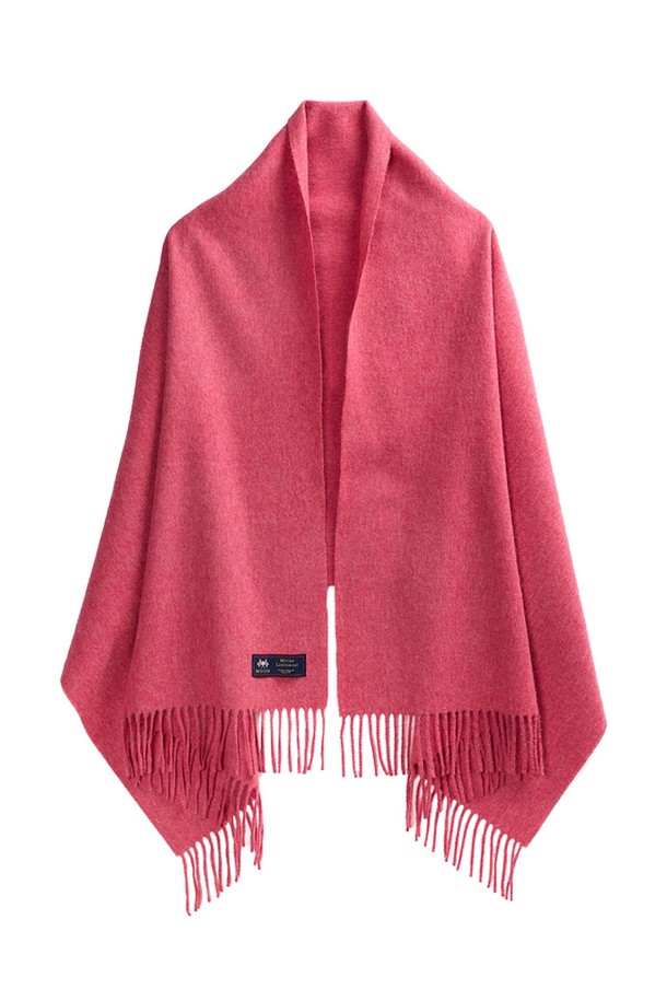 메리노울 숄 70cm - 핑크는 부드러운 촉감과 우수한 보온성을 자랑하는 메리노 램스울 100% 소재의 숄입니다. 빛과 각도에 따라 다채로운 색감을 보여주는 밀란지 패턴과 프린지 디자인이 특징이며, 가을/겨울철 일상, 가을 나들이, 겨울 데일리룩, 산책룩 등 다양한 TPO에 활용하기 좋습니다. 흡습, 통기 기능으로 쾌적함을 유지하며, 보풀이 적고 형태 변형이 적어 오랫동안 변함없이 사용 가능합니다. 클래식, 미니멀, 캐주얼 등 어떤 스타일에도 잘 어울려 폭넓은 활용성을 제공합니다. 15~25마이크론 섬유로 제작되어 더욱 부드러운 착용감을 선사합니다.
