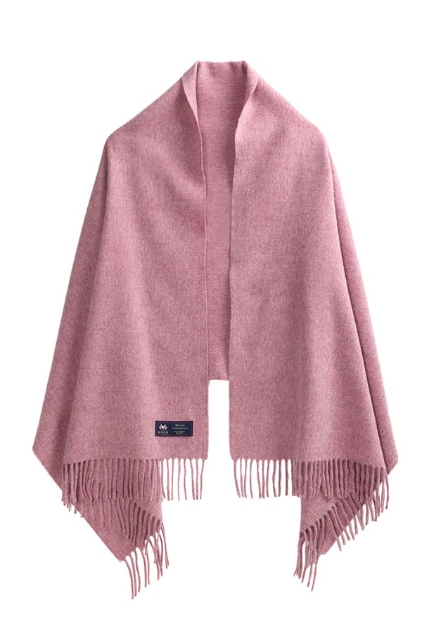 로얄 핑크 컬러의 메리노울 숄 70cm는 가을, 겨울 시즌을 위한 숄/머플러입니다. 메리노 램스울 소재로 제작되어 부드러운 촉감과 뛰어난 보온성을 자랑하며, 흡습, 통기, 항균, 방취 기능까지 갖춰 실용적입니다. 밀란지 기법을 사용하여 최대 5가지 색상을 혼합하고, 빛과 각도에 따라 다채로운 색감 변화를 선사합니다. 꽃 문양과 프린지, 유니언잭 라벨 디자인으로 클래식하고 미니멀한 스타일을 연출하며, 겨울 데일리룩 또는 모임룩에 활용하기 좋습니다. 보풀이 적고 형태 변형이 적어 오랫동안 아름다움을 유지할 수 있습니다.
