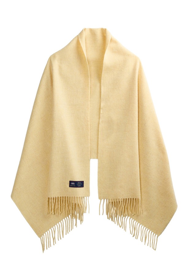 메리노울 숄 70cm - 샌드는 겨울철 따뜻함과 스타일을 동시에 선사하는 머플러입니다. 샌드 컬러의 부드러운 메리노 램스울 소재로 제작되어, 촉촉하고 포근한 착용감을 느낄 수 있습니다. 빛과 각도에 따라 다채로운 색감을 자랑하며, 최대 7가지 색상이 혼합된 밀란지 패턴이 고급스러운 분위기를 더합니다. 격식 있는 자리나 일상에서도 클래식하고 미니멀한 스타일을 연출할 수 있으며, 프린지 디테일이 돋보입니다. 보온성을 높여 겨울 데일리룩, 모임룩, 데이트룩에 폭넓게 활용하기 좋습니다.
