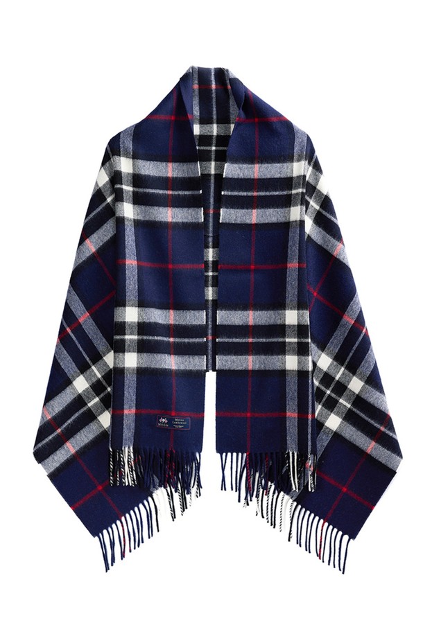메리노울 숄 70cm - 네이비 톰슨은 부드러운 메리노 램스울 소재로 제작되어 가을, 겨울철 보온성을 높여주는 숄/머플러입니다. 70cm 사이즈로, 일상과 격식 있는 자리 모두에 잘 어울리며, 네이비 컬러의 체크 패턴이 클래식하고 미니멀한 스타일을 연출합니다. 15~25마이크론의 섬세한 섬유로 제작되어 부드러운 촉감을 자랑하며, 프린지 디테일이 돋보입니다. 보온, 흡습, 통기, 항균, 방취 기능으로 쾌적하게 착용할 수 있어 겨울 데일리룩이나 모임룩에 활용하기 좋습니다.
