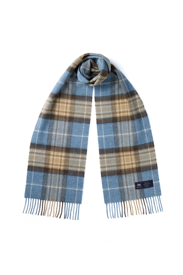 메리노울 머플러 25cm - 블루 멕켈라는 부드러운 촉감과 따뜻함을 선사하는 머플러입니다. 프리미엄 메리노 램스울을 사용하여 보온성과 통기성이 뛰어나며, 멜란지 기법으로 7가지 색상을 혼합하여 은은한 매력을 더했습니다. 가을, 겨울철 일상룩, 데일리룩, 카페룩에 클래식하고 미니멀한 스타일을 더해줍니다. 얇은 두께감과 체크 패턴, 프린지 디자인이 특징이며, 자연스러운 워터 피니싱 공정으로 마감했습니다. 
