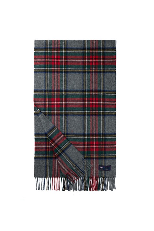 메리노울 숄 머플러 50cm - 뉴그레이 스튜어트는 가을, 겨울에 활용하기 좋은 머플러/숄입니다. 50cm x 190cm 크기로, 클래식하고 베이직한 스타일을 연출하며, 체크 패턴과 뉴그레이 스튜어트 컬러 배색이 특징입니다. 15-25 마이크론의 메리노울 소재로 제작되어 부드러운 촉감과 우수한 보온, 흡습 기능을 제공하며, 프린지 디자인으로 포인트를 더했습니다. 데일리룩, 산책룩, 모임룩 등 다양한 TPO에 활용하여 클래식, 미니멀, 캐주얼 스타일을 완성해보세요. 형태 유지력과 통기성, 항균 및 방취 기능으로 쾌적하게 착용할 수 있습니다.

