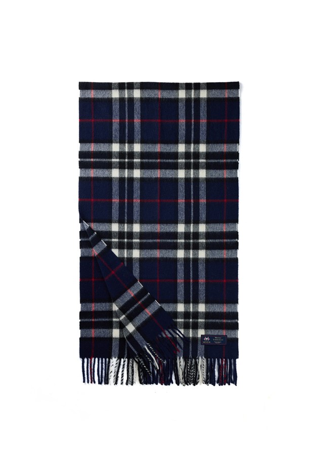 메리노울 숄 머플러 50cm - 네이비 톰슨은 부드러운 촉감의 메리노울 소재로 제작되어 가을, 겨울철 따뜻함을 선사합니다. 클래식한 체크 패턴과 멜란지 기법이 적용되어 세련된 분위기를 연출하며, 넉넉한 50cm 폭과 프린지 디자인으로 포인트를 더했습니다. 보온, 흡습, 통기 기능은 물론, 프리미엄 램스울과 울마크 인증으로 품질을 보장합니다. 겨울 데일리룩, 모임룩, 산책룩 등 다양한 TPO에 클래식, 미니멀, 캐주얼 스타일로 활용하기 좋습니다. 네이비 컬러는 어떤 의상에도 잘 어울려 실용적인 아이템입니다.
