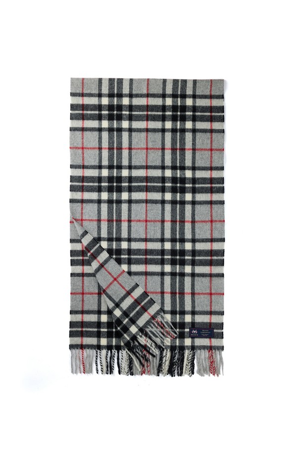 메리노울 숄 머플러 50cm - 그레이 톰슨은 100% 메리노 램스울 소재로 제작되어 부드러운 촉감과 뛰어난 보온성을 자랑합니다. 멜란지 기법과 다양한 컬러 원사 혼합으로 은은하고 세련된 분위기를 연출하며, 체크 패턴이 클래식하면서도 베이직한 스타일을 더합니다. 가을, 겨울철 데일리룩과 산책룩에 매치하기 좋으며, 중간 두께감으로 답답함 없이 따뜻하게 착용할 수 있습니다. 프린지 디자인이 돋보이며, 항균 및 방취 기능과 통기성까지 갖춰 실용적입니다.
