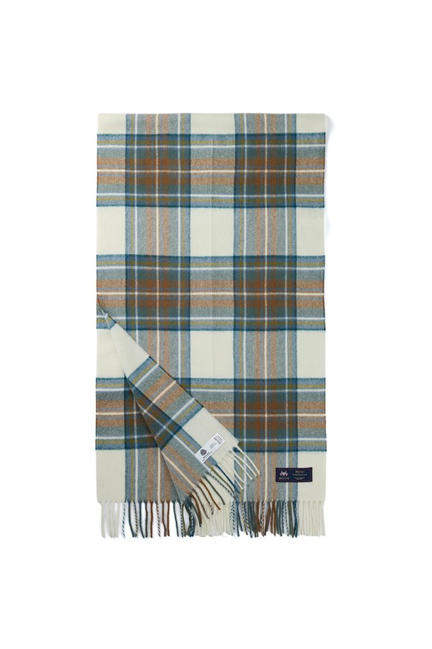 메리노 울 숄 머플러 50cm - 뉴 뮤티드 블루 스튜어트는 부드러운 촉감의 메리노 울 소재로 제작되어 가을, 겨울에 포근함을 선사합니다. 멜란지 기법을 통해 다채로운 색감을 표현했으며, 최대 7가지 컬러가 혼합되어 고급스러운 분위기를 자아냅니다. 클래식한 체크 패턴과 프린지 디자인이 돋보이며, 일상 또는 포멀 룩에 모두 잘 어울립니다. 보온, 흡습, 통기 기능은 물론, 자연스러운 항균 및 탈취 기능과 온도 조절 기능까지 갖춰 실용적입니다. 오피스룩, 모임룩, 겨울 데일리룩에 스타일리시하게 매치할 수 있습니다.
