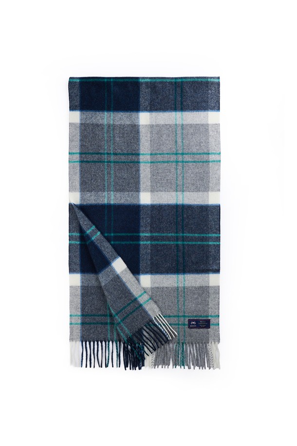 메리노울 숄 머플러 50cm - 우드하우스 그레이 블루는 가을과 겨울, 일상에서 따뜻함과 스타일을 더해줄 머플러입니다. 부드러운 메리노울 소재로 제작되어 뛰어난 보온성과 통기성을 자랑하며, 멜란지 기법을 사용해 은은하고 고급스러운 분위기를 연출합니다. 클래식하고 베이직한 체크 패턴에 프린지 디테일이 더해져 멋스러움을 더하고, 자연스러운 드레이프성으로 우아한 핏을 선사합니다. 겨울 데일리룩, 산책룩, 모임룩 등 다양한 스타일에 미니멀하고 캐주얼하게 매치하여, 영국 전통 스타일을 경험해 보세요. 필링을 최소화하고 형태 유지력이 우수하여 오랫동안 변함없이 착용할 수 있습니다.
