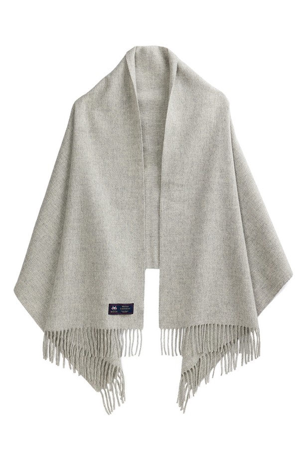 메리노울 숄 70cm - 실버는 가을, 겨울에 어울리는 우아하고 따뜻한 숄입니다. 부드러운 메리노 램스울 소재로 제작되어 뛰어난 보온성을 제공하며, 은은한 실버 컬러와 밀란지 패턴이 고급스러운 분위기를 더합니다. 얇은 두께감으로 답답함 없이 착용 가능하며, 프린지 디자인이 세련된 포인트를 줍니다. 일상, 격식 있는 자리 모두 활용 가능하며, 보온, 흡습, 통기, 항균, 방취 기능으로 쾌적하게 착용할 수 있습니다. 빛과 각도에 따라 다채로운 색감을 자아내며 7가지 색상이 혼합되어 더욱 매력적입니다.
