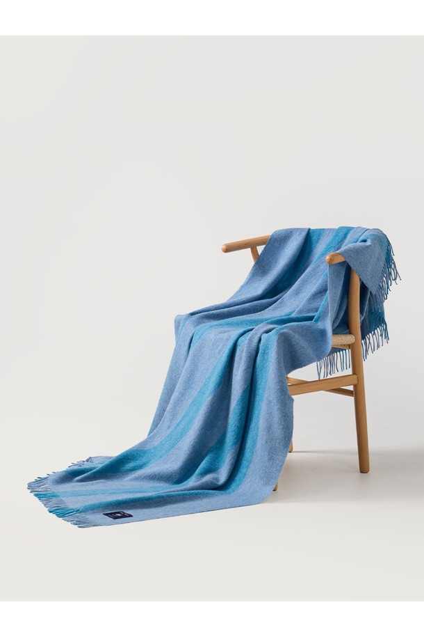 메리노 울 블랭킷 - 스트라이프 블루는 부드러운 촉감과 따뜻함을 선사하는 겨울철 필수 아이템입니다. 메리노 울 100% 소재로 제작되어 보온성이 뛰어나며, 흡습, 향균, 통기 기능으로 쾌적함을 유지합니다. 클래식하고 베이직한 디자인에 스트라이프 패턴과 프린지 장식이 더해져 인테리어 소품으로도 훌륭합니다. 멜란지 효과와 형태 안정성, 그리고 온도 조절 기능으로 더욱 실용적이며, 집콕룩, 가을 나들이룩, 겨울 데일리룩에 포근함을 더해줍니다.
