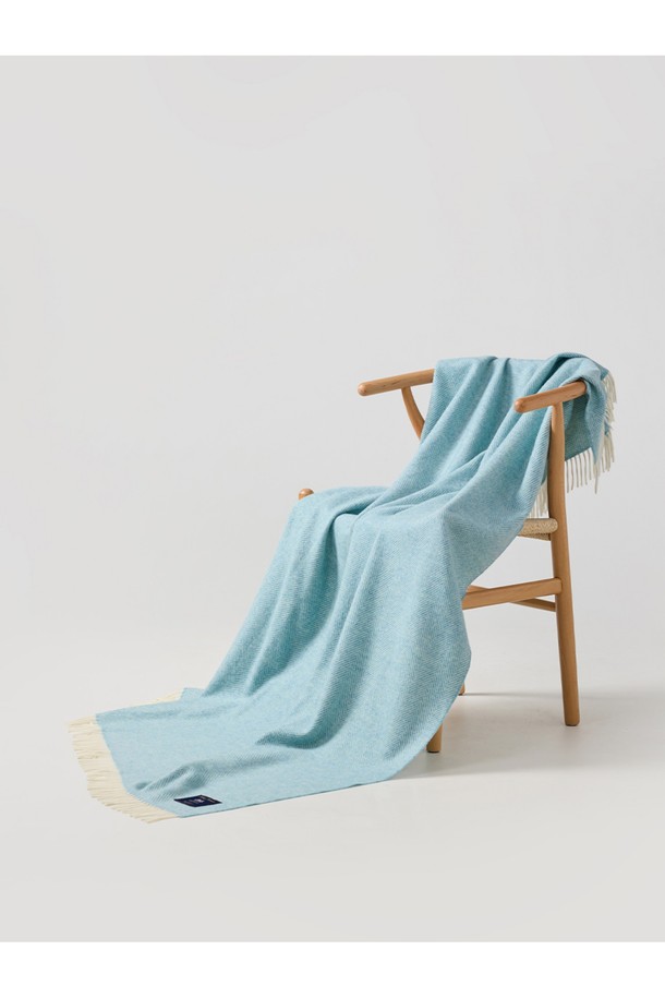 메리노 울 블랭킷 - 아쿠아는 부드러운 촉감과 포근함을 선사하는 겨울철 필수 아이템입니다. 울마크 인증을 받은 메리노 울 소재로 제작되어 보온성은 물론 정전기 방지 기능까지 갖췄습니다. 7가지 색상의 실을 혼합하여 500가지 이상의 다채로운 컬러 변형이 가능하며, 클래식하면서도 모던한 스타일을 연출합니다. 두꺼운 두께감과 자연스러운 광택감, 그리고 방수 기능까지 더해져 집콕룩과 겨울 데일리룩에 완벽하게 어울립니다. 뛰어난 내구성과 프리미엄 가공으로 오래도록 변함없는 가치를 경험해 보세요.
