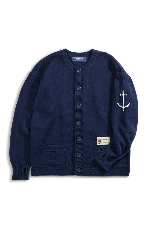 네이비 컬러의 헤비코튼 피셔맨 헤리티지 가디건입니다. 가을과 겨울, 일상 속에서 클래식하고 베이직한 스타일을 연출하기 좋습니다. 두꺼운 두께감의 면 소재로 제작되어 보온성을 높였으며, 단단한 촉감이 특징입니다. T자 형태의 헤리티지 패턴과 파도와 빗줄기를 형상화한 케이블 및 다이아몬드 무늬 짜임, 왼쪽 소매의 앵커 포인트가 돋보입니다. 핑거홀과 밑단 절개 디테일, 라운드넥, 레귤러핏, 긴소매, 버튼 여밈 방식으로 디자인되었습니다.
